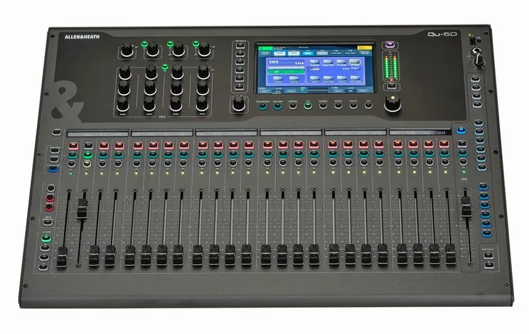 Allen & Heath QU-6D, vue de trois quarts, photo 2