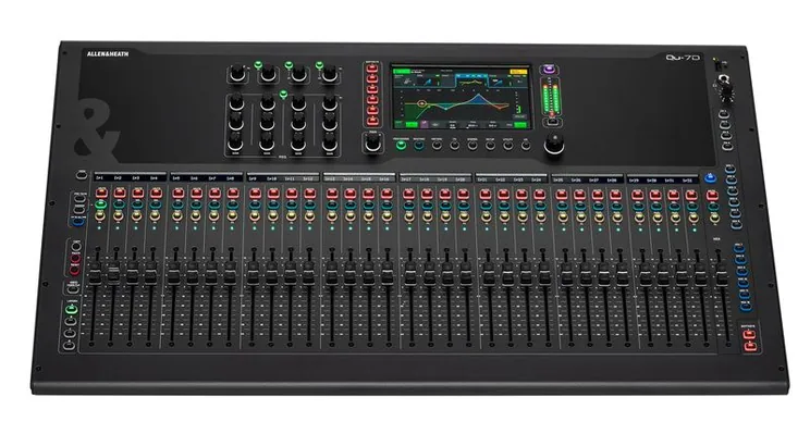 Allen & Heath QU-7D, vue de trois quarts, photo 2