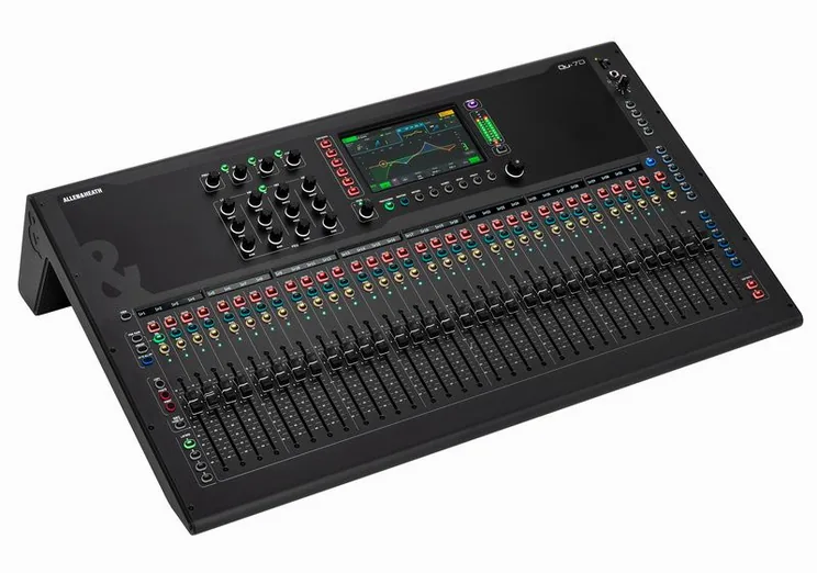 Allen & Heath QU-7D, vue de trois quarts, photo 3
