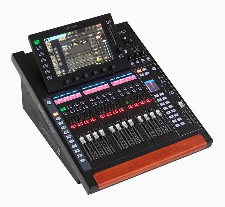 Behringer WING Compact, vue de trois quarts, photo 3