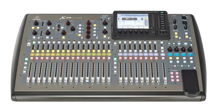 Behringer X32, vue de profil, photo 2