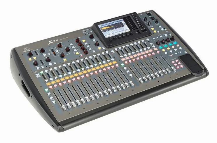 Behringer X32, vue de trois quarts, photo 3