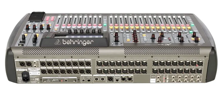 Behringer X32, vue de dessus, photo 4