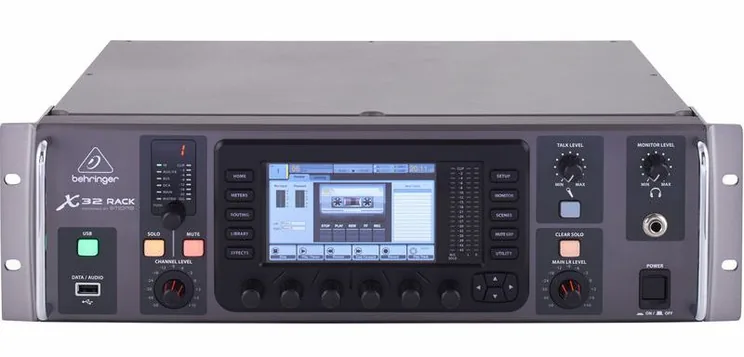 Behringer X32 Rack, vue de trois quarts, photo 2