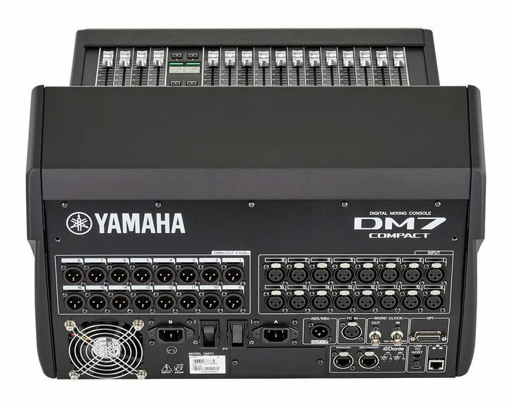 Yamaha DM7 Compact, face arrière et connectique, photo 4