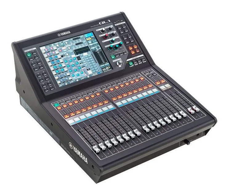 Yamaha QL1, vue de trois quarts, photo 3