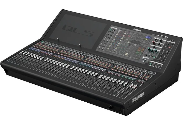 Yamaha QL5, vue de trois quarts, photo 2
