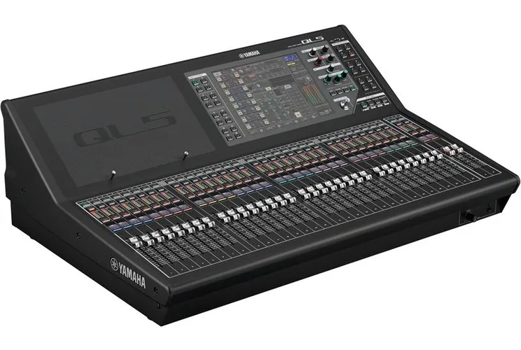 Yamaha QL5, face arrière et connectique, photo 4
